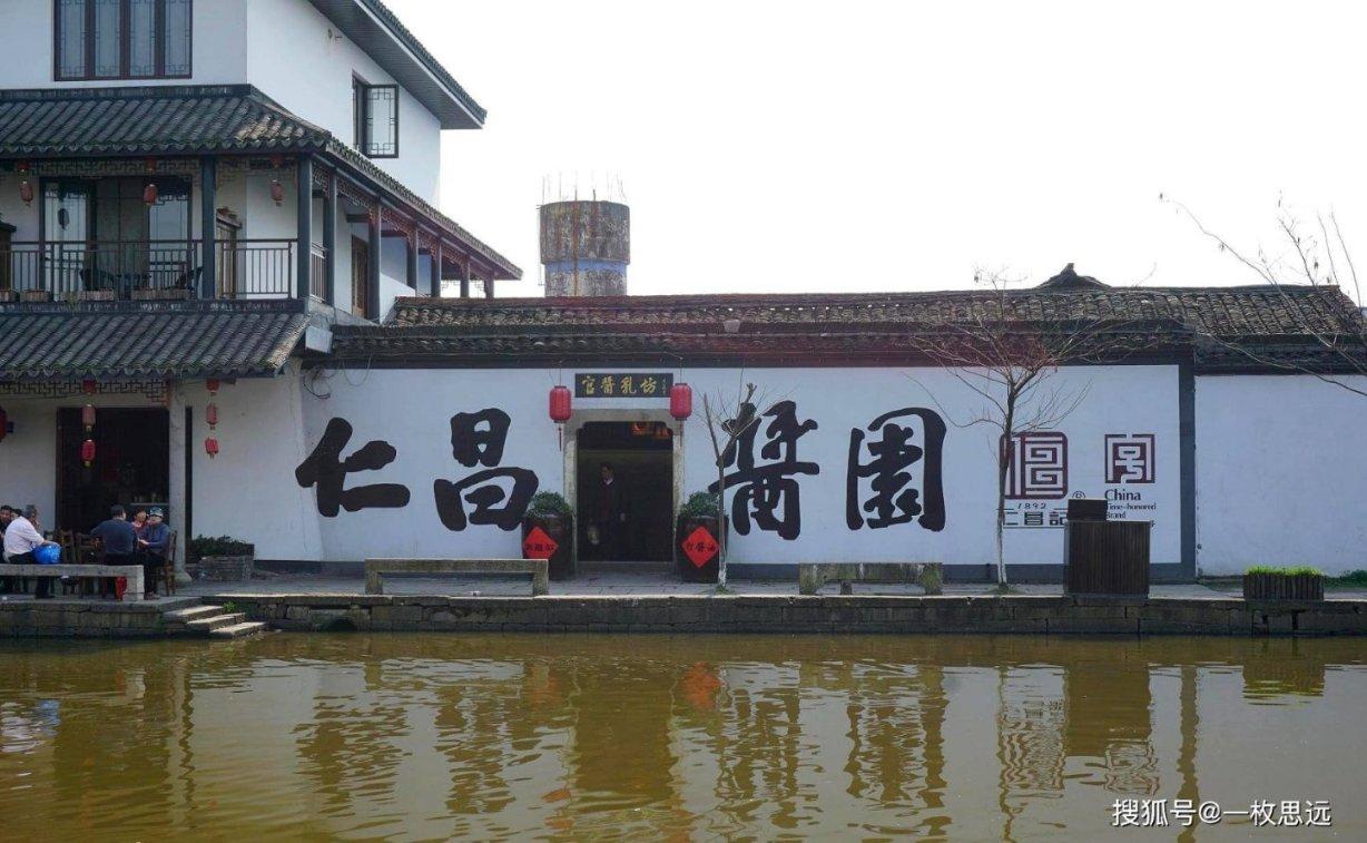 杨紫拍“荡秋千”戏为啥只露上半身?看到全景照,满屏都是尴尬